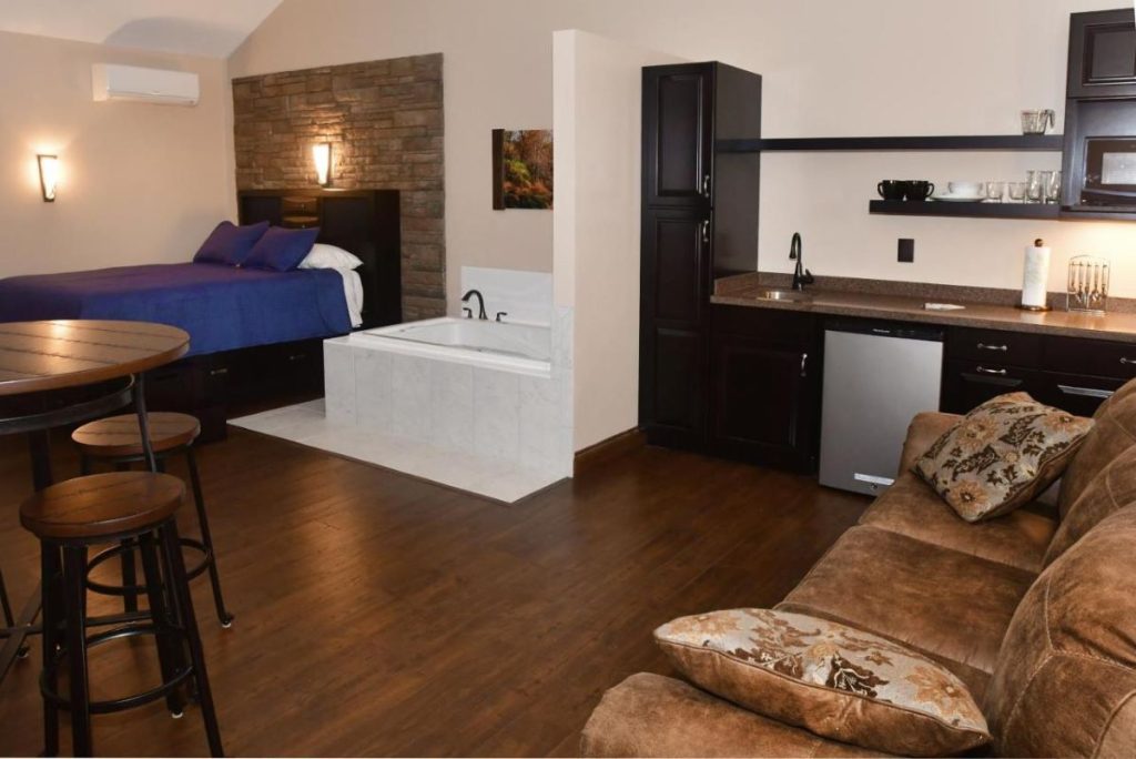 A room at the Fields of Eden Inn features a whirlpool bath and a small kitchen making it one of the best hotels near the Bills Stadium.